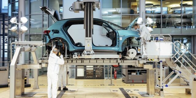 Το “διάφανο” εργοστάσιο που το κοινό βλέπει την παραγωγή των αυτοκινήτων