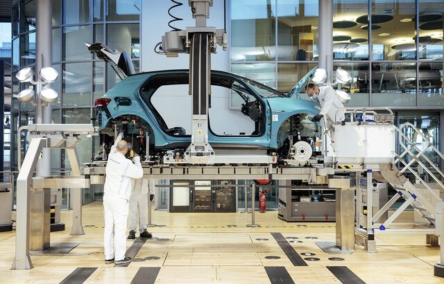 Το “διάφανο” εργοστάσιο που το κοινό βλέπει την παραγωγή των αυτοκινήτων