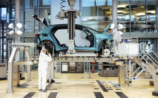 Το “διάφανο” εργοστάσιο που το κοινό βλέπει την παραγωγή των αυτοκινήτων