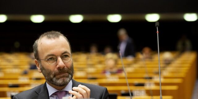 Βέμπερ: Ζητάει εξέταση του ενδεχομένου απαγόρευσης εξαγωγής των εμβολίων που παράγονται εντός ΕΕ