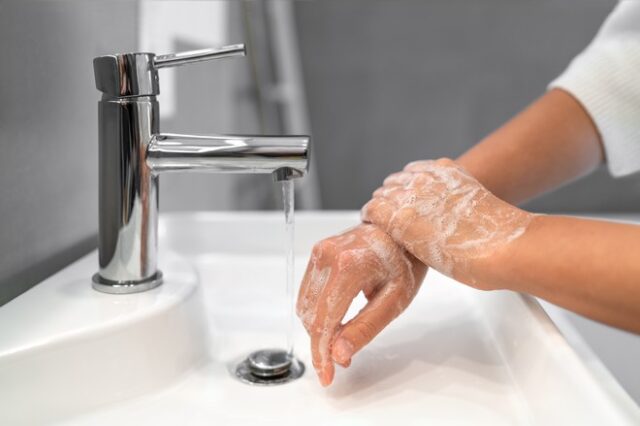 Κορονοϊός: Περιορίζει εντέλει το πλύσιμο των χεριών τη μετάδοση;