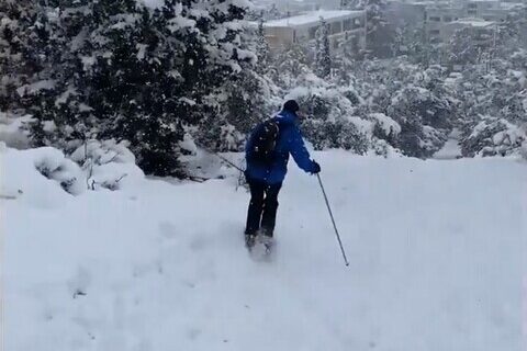 Κακοκαιρία “Μήδεια”: Ο πρεσβευτής της Νορβηγίας στη χώρα μας έκανε σκι στη Φιλοθέη