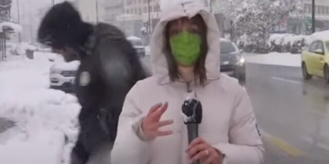 Κακοκαιρία “Μήδεια”: Ρεπόρτερ του ΣΚΑΪ δέχθηκε “επίθεση” με χιονόμπαλες