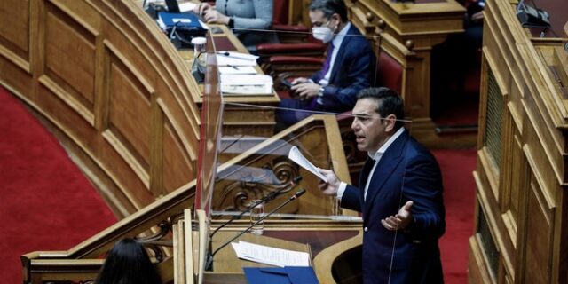 Έσπασε το μικρόφωνο την ώρα που μιλούσε ο Τσίπρας – “Άλλος φημίζεται για ζημιές”