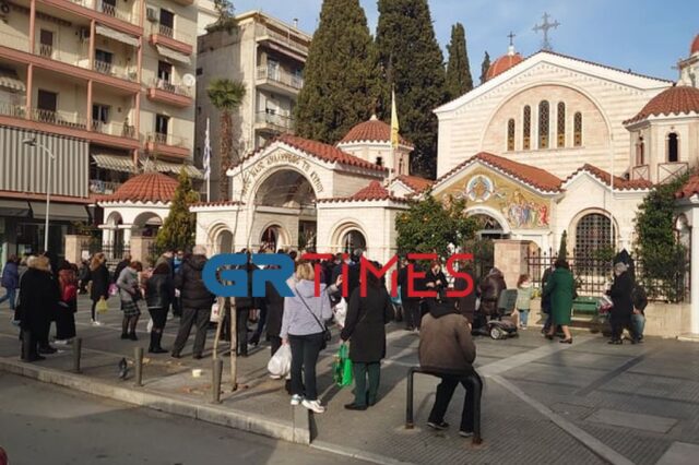 Θεσσαλονίκη: Συνωστισμός έξω από Ναό, λόγω Ψυχοσάββατου