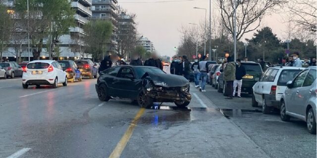 Θεσσαλονίκη: Τρελή πορεία αυτοκινήτου- Προσέκρουσε σε σταθμευμένα οχήματα