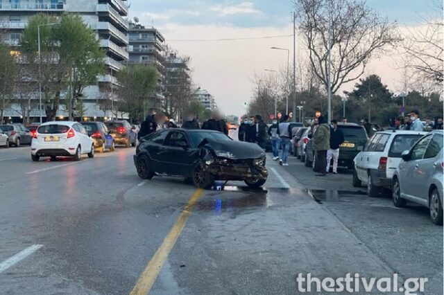 Θεσσαλονίκη: Τρελή πορεία αυτοκινήτου- Προσέκρουσε σε σταθμευμένα οχήματα