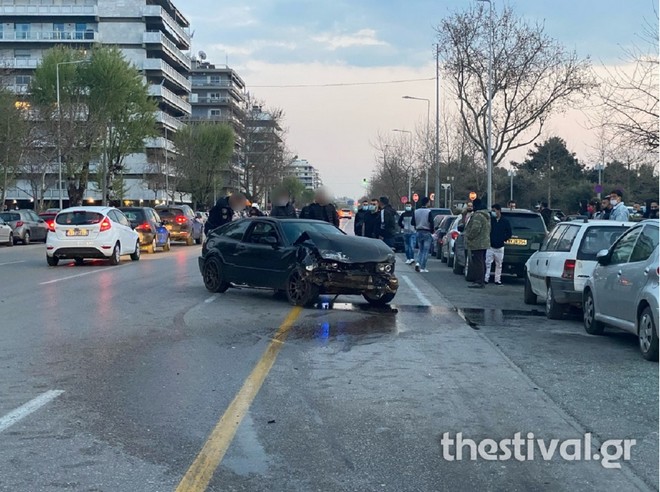 Θεσσαλονίκη: Τρελή πορεία αυτοκινήτου- Προσέκρουσε σε σταθμευμένα οχήματα