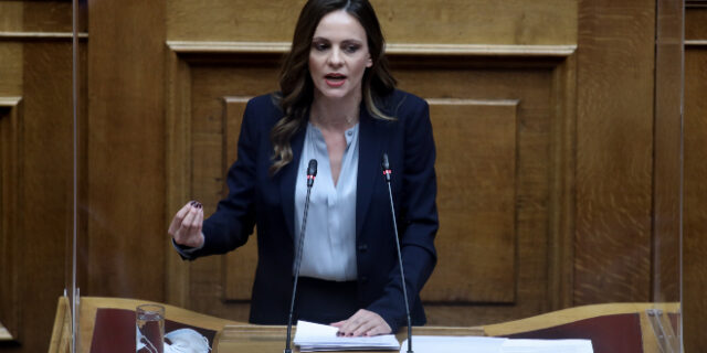 Αχτσιόγλου: “Με απελπισμένα επικοινωνιακά κόλπα ούτε η οικονομία ανακάμπτει ούτε η κοινωνία αποσπάται”