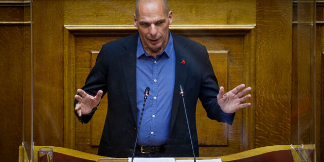 Βαρουφάκης: Αναδιάρθρωση χρέους αλλιώς η χώρα θα παραμείνει μη βιώσιμη