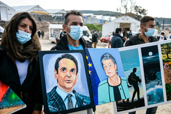 Επίτροπος Γιόχανσον για μετανάστες: “Η Ελλάδα μπορεί να κάνει περισσότερα”