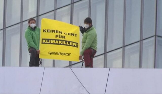 Γερμανία: Ακτιβιστές της Greenpeace προσγειώθηκαν με ανεμοπλάνο σε κτίριο της ΕΚΤ