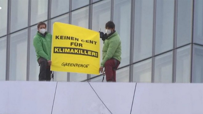 Γερμανία: Ακτιβιστές της Greenpeace προσγειώθηκαν με ανεμοπλάνο σε κτίριο της ΕΚΤ