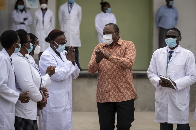 Με χειροκροτήματα και ζητωκραυγές υποδέχτηκαν τα πρώτα εμβόλια Νιγηρία, Κένυα και Ρουάντα