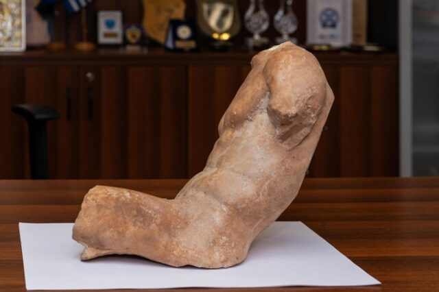 Αρχαίο άγαλμα από αέτωμα ναού της περιοχής της Ακρόπολης εντόπισαν στα χέρια αρχαιοκάπηλου οι Αρχές