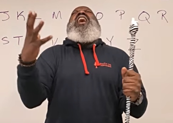 Δάσκαλος διασκευάζει σε metal το αλφάβητο – τον αποθεώνουν οι Korn