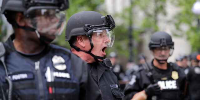 Δολοφονία Φλόιντ: Περισσότερο από 9 λεπτά ο αστυνομικός πίεζε το λαιμό του