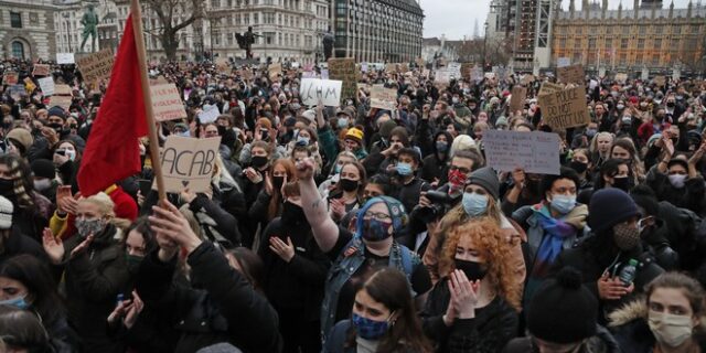 Βρετανία: Θύελλα αντιδράσεων κατά της αστυνομίας – Ανήσυχος ο Τζόνσον