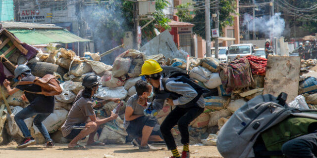 Μιανμάρ: Μάχες του στρατού με διαδηλωτές – Καταγγελία του καθεστώτος στον ΟΗΕ