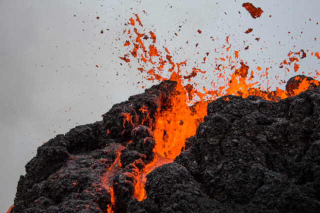 Ισλανδία: Απίστευτες εικόνες από το ηφαίστειο με τη “λάβα που χορεύει”