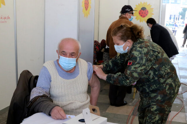 Αλβανία: Ξεκίνησαν οι μαζικοί εμβολιασμοί με το κινεζικό εμβόλιο