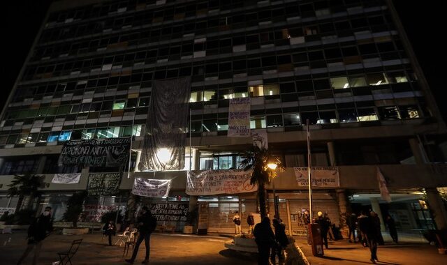Θεσσαλονίκη: Μετά την αποκλιμάκωση νέα ένταση έξω από το ΑΠΘ