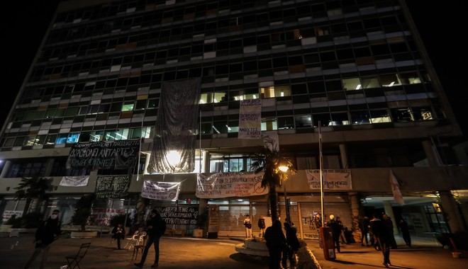 Θεσσαλονίκη: Μετά την αποκλιμάκωση νέα ένταση έξω από το ΑΠΘ
