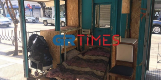 Θεσσαλονίκη: Ζευγάρι αστέγων “έφτιαξε δωμάτιο” στο κέντρο της πόλης