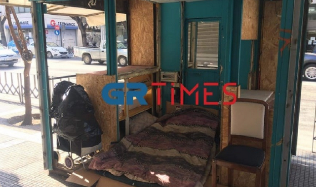 Θεσσαλονίκη: Ζευγάρι αστέγων “έφτιαξε δωμάτιο” στο κέντρο της πόλης