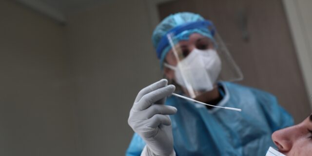 Κορονοϊός: 3215 νέα κρούσματα σήμερα στην Ελλάδα, τα 1572 στην Αττική – 46 νεκροί