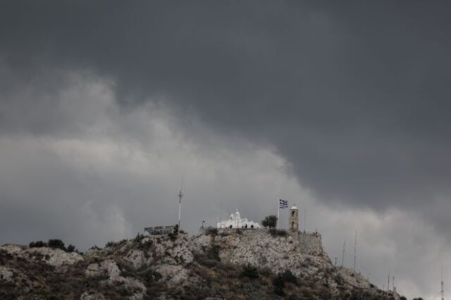 Καιρός: Τοπικές βροχές το Σαββατοκύριακο και μεταφορά σκόνης από την Αφρική