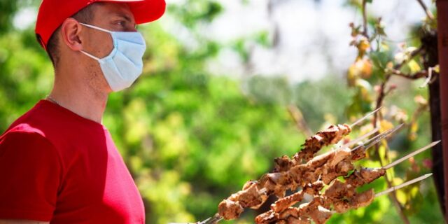 Θεσσαλονίκη: Τσικνοπέμπτη με πρόστιμο – Έστησε ψησταριά στο πεζοδρόμιο