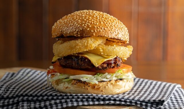Σαρακοστή; «Βγάλτε τη καθαρή» με Beyond Meat Burgers & JD Cauliflower Bites από τα TGI Fridays™!