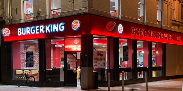 Burger King: Πήγαν για μαλλί και βγήκαν κουρεμένα – “Οι γυναίκες ανήκουν στην κουζίνα”