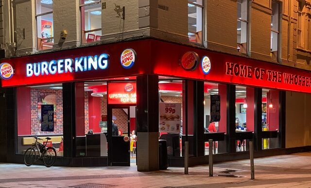 Burger King: Πήγαν για μαλλί και βγήκαν κουρεμένα – “Οι γυναίκες ανήκουν στην κουζίνα”