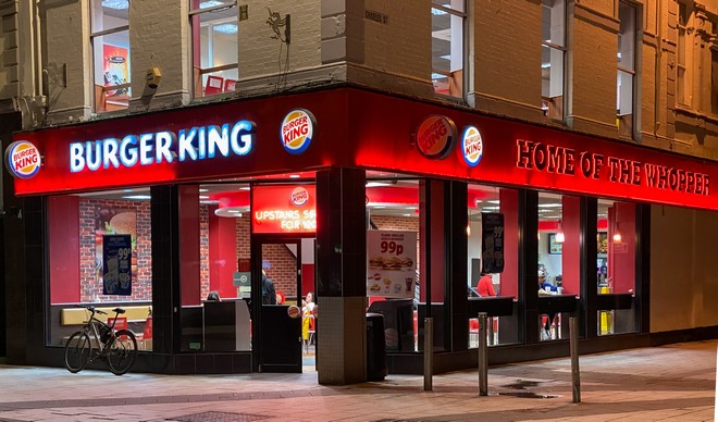 Burger King: Πήγαν για μαλλί και βγήκαν κουρεμένα – “Οι γυναίκες ανήκουν στην κουζίνα”