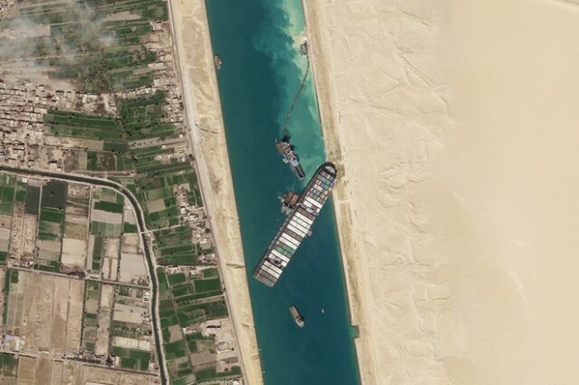 Διώρυγα Σουέζ: Έως και 369 πλοία παραμένουν εγκλωβισμένα-  25 από αυτά πετρελαιοφόρα