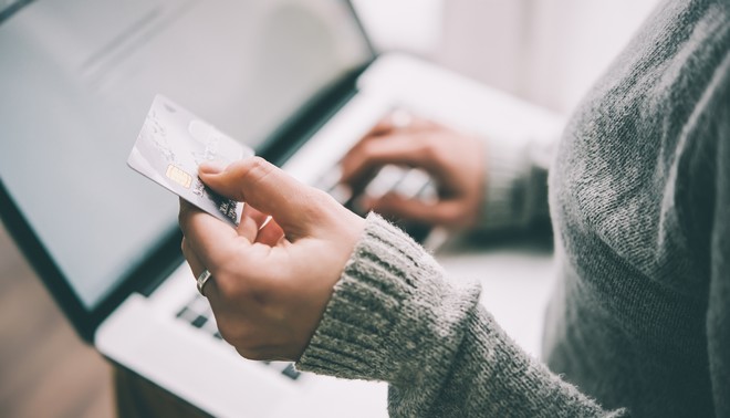 IOBE: Κάρτες και ηλεκτρονικές πληρωμές απογείωσαν τα έσοδα από τον ΦΠΑ