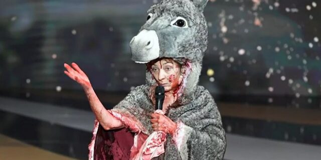 Γαλλία: Πεδίο διαμαρτυρίας τα βραβεία Σεζάρ – Ηθοποιός ανέβηκε στη σκηνή ντυμένη γάιδαρος