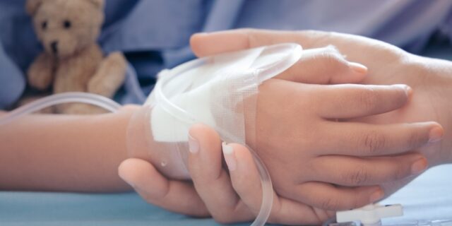 Κρίσιμες οι επόμενες ώρες για το παιδάκι που έπεσε σε βαρέλι στην Κρήτη