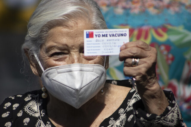 Χιλή: Εμβολίασε το 1/4 του πληθυσμού και δώρισε 40.000 δόσεις σε Ισημερινό και Παραγουάη
