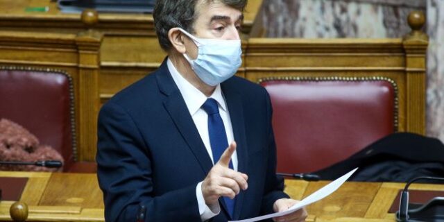 Αστυνομική βία: Στο κάδρο και πάλι ο Χρυσοχοΐδης μετά το βίντεο για την επίθεση των ΜΑΤ στο Γαλάτσι