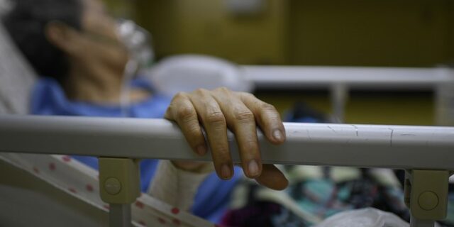 Κορονοϊός: Άνοιγμα της κοινωνίας με γεμάτες ΜΕΘ