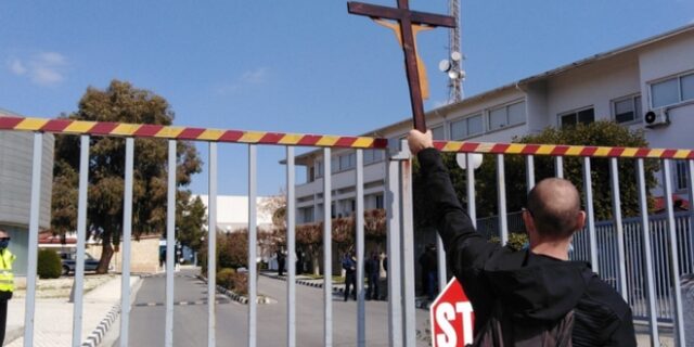 El Diablo: Με σταυρούς και πανό έξω απο το ΡΙΚ για το τραγούδι της Eurovision