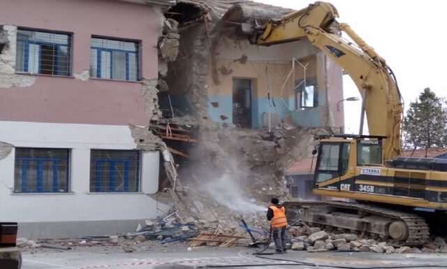 Σεισμός στην Ελασσόνα: Κατεδαφίστηκε το σχολείο στο Δαμάσι, συγκίνηση στους κατοίκους