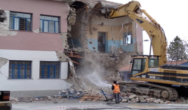 Σεισμός στην Ελασσόνα: Κατεδαφίστηκε το σχολείο στο Δαμάσι, συγκίνηση στους κατοίκους