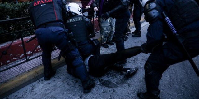 Χημικά και ξύλο σε συγκέντρωση δικηγόρων στο Σύνταγμα για τον Δ. Κουφοντίνα