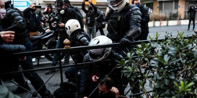 ΜέΡΑ 25: Αναίτια βίαιη επίθεση των κατασταλτικών δυνάμεων στο κέντρο της Αθήνας