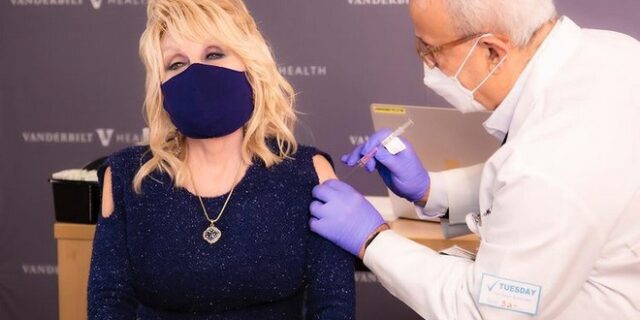 Η Ντόλι Πάρτον εμβολιάστηκε τραγουδώντας – “Μην είστε φοβητσιάρηδες”