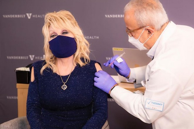 Η Ντόλι Πάρτον εμβολιάστηκε τραγουδώντας – “Μην είστε φοβητσιάρηδες”